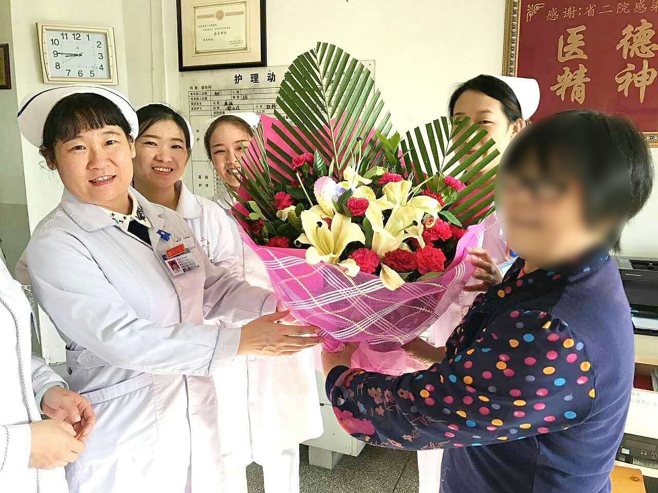 落實(shí)優(yōu)惠政策，加大扶持力度。養(yǎng)老本身就是個(gè)社會(huì)問題，需要全社會(huì)的重視和參與。當(dāng)前云南各地民營(yíng)敬老院、托老所已有不少，但同民政部門辦的敬老院、托老所等相比，還存在著政策支持、經(jīng)費(fèi)保障、經(jīng)營(yíng)風(fēng)險(xiǎn)等困難。推動(dòng)社會(huì)化養(yǎng)老產(chǎn)業(yè)發(fā)展，讓民營(yíng)養(yǎng)老服務(wù)機(jī)構(gòu)發(fā)揮更大作用，需要政府部門切實(shí)轉(zhuǎn)變觀念，落實(shí)優(yōu)惠扶持政策，加強(qiáng)機(jī)構(gòu)監(jiān)督管理，營(yíng)造更好的發(fā)展空間。
